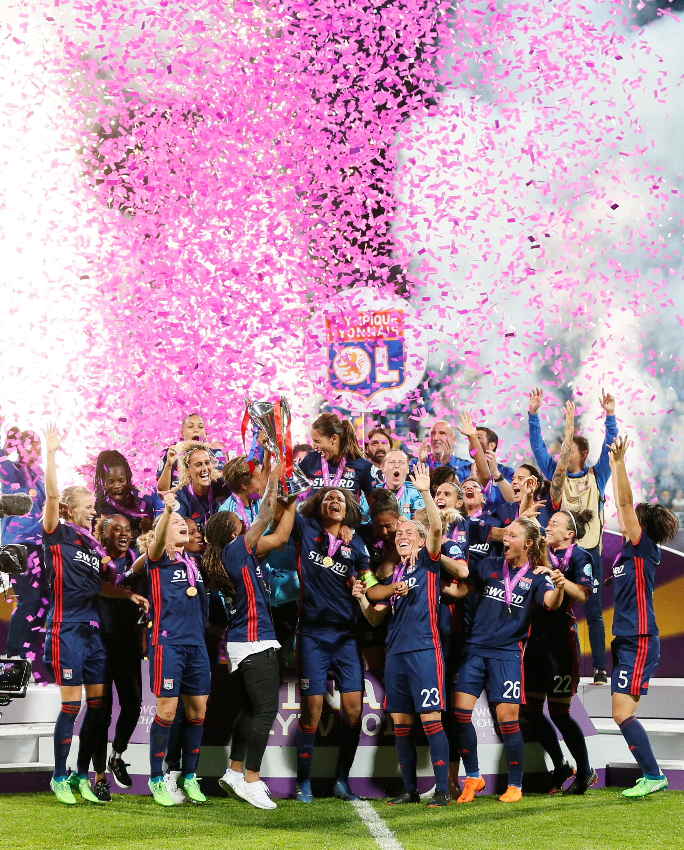 里昂主帅施行轮换阵容备战欧冠资格赛的简单介绍 里昂主帅施行轮换阵容备战欧冠资格赛的简单介绍