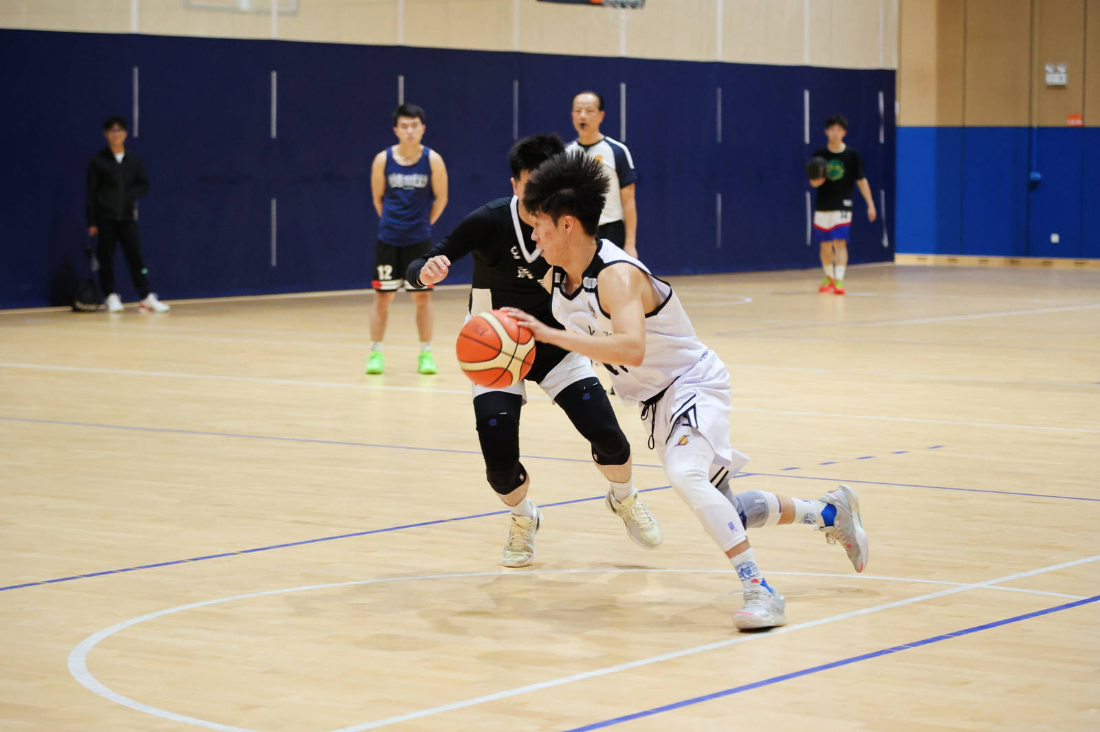 热门篮球赛事引人关注，球迷热情高涨的简单介绍