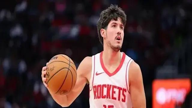 开云下载-篮球赛事中的明星球员抢尽风头的简单介绍