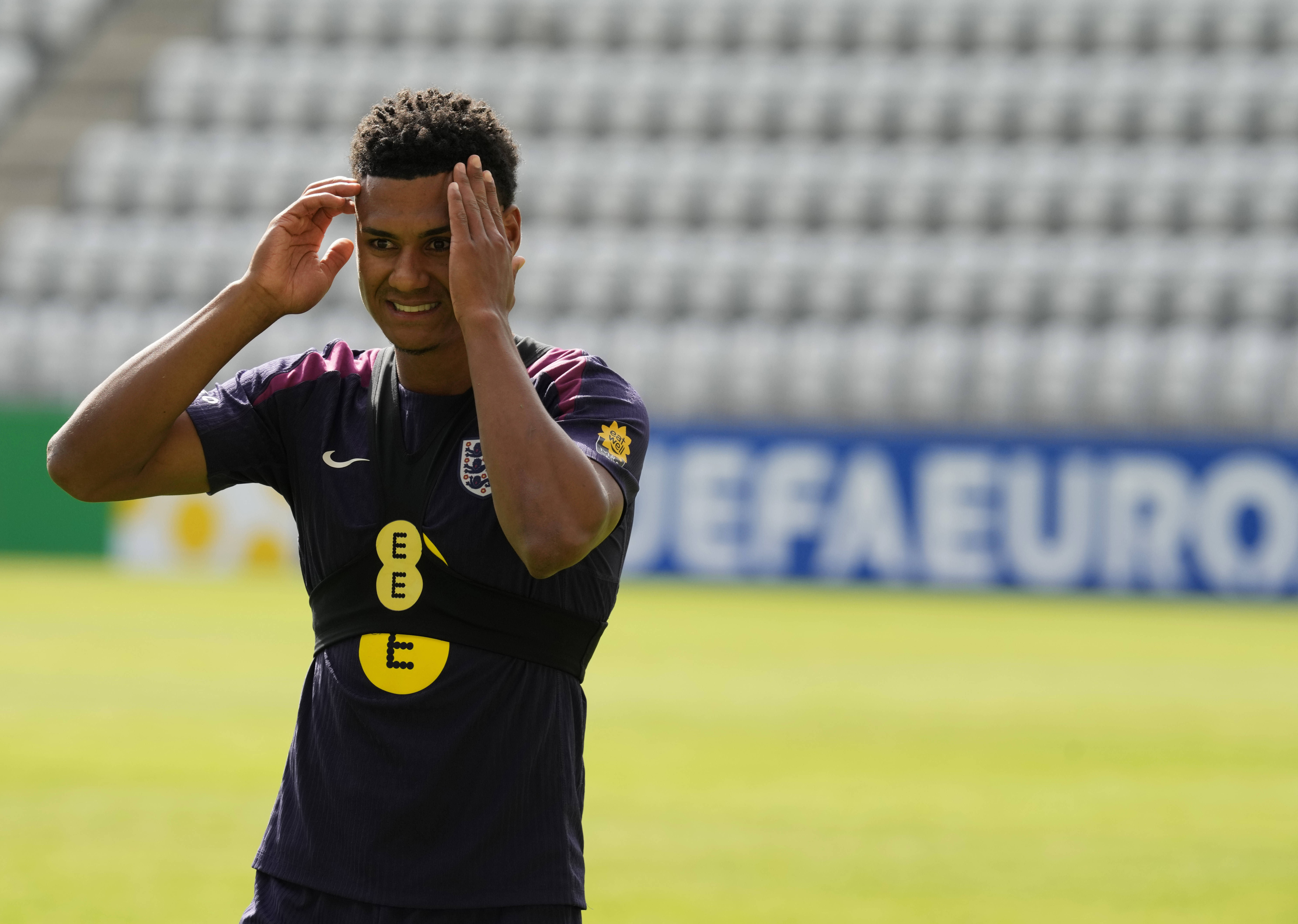 -英格兰队在欧预赛中踢出精彩对决