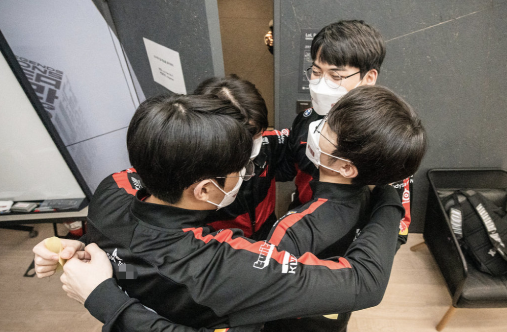 开云官网-FPX横扫V5，Jankos团战一打五淘汰赛2:0（釜山）