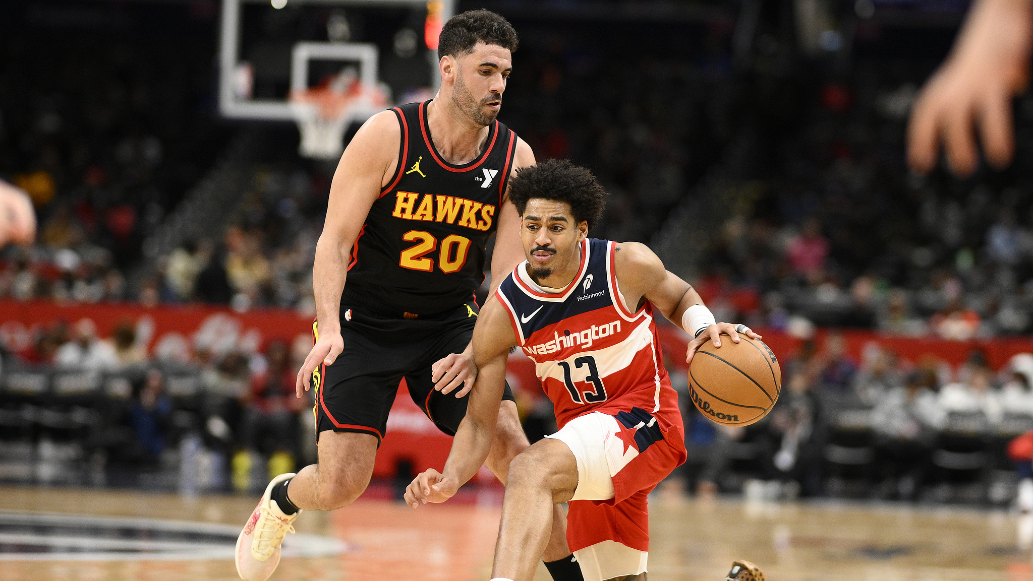 开云体育在线-关于老鹰战胜马刺，特雷-杨关键时刻挺身而出的信息