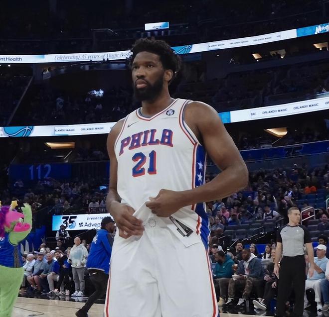 江苏队鏖战雄鹿，恩比德高光表现