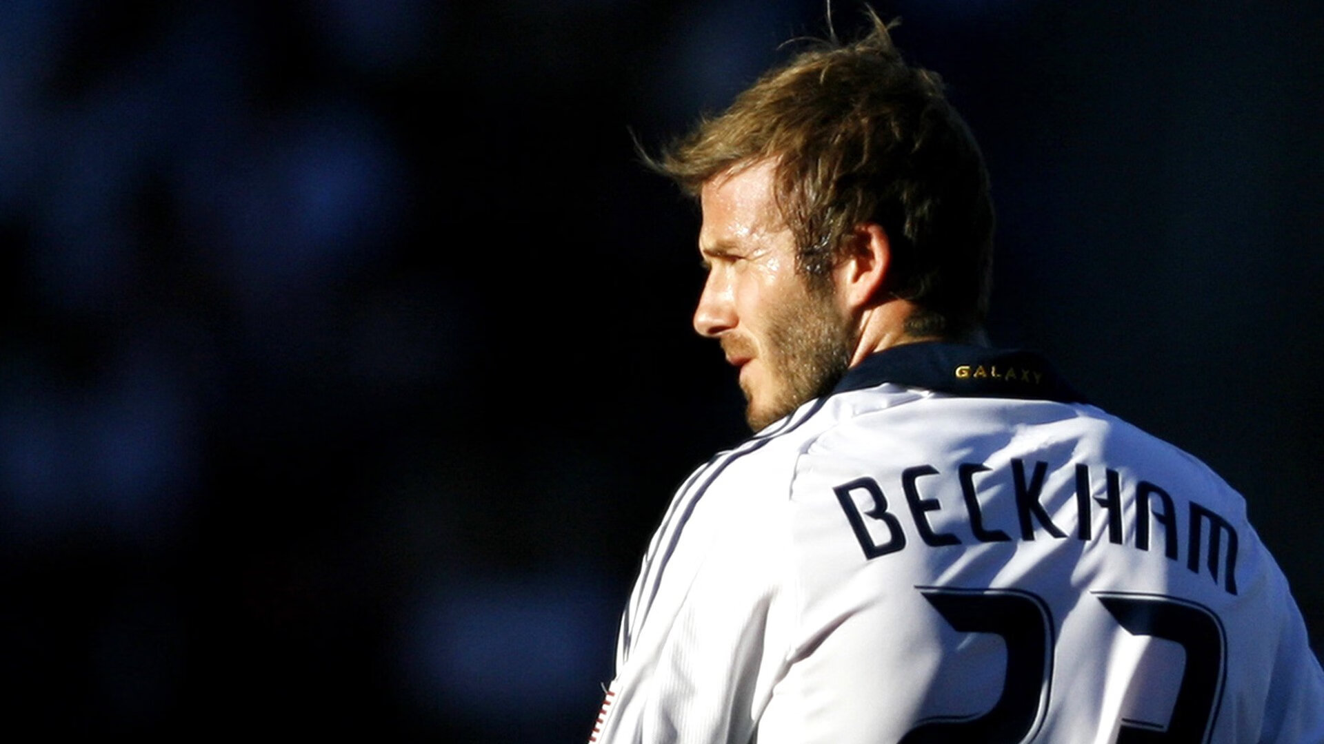 冷门震荡与亚洲之光,英格兰爆冷委内瑞拉后,三笘薰在英超争冠中接管比赛的启示